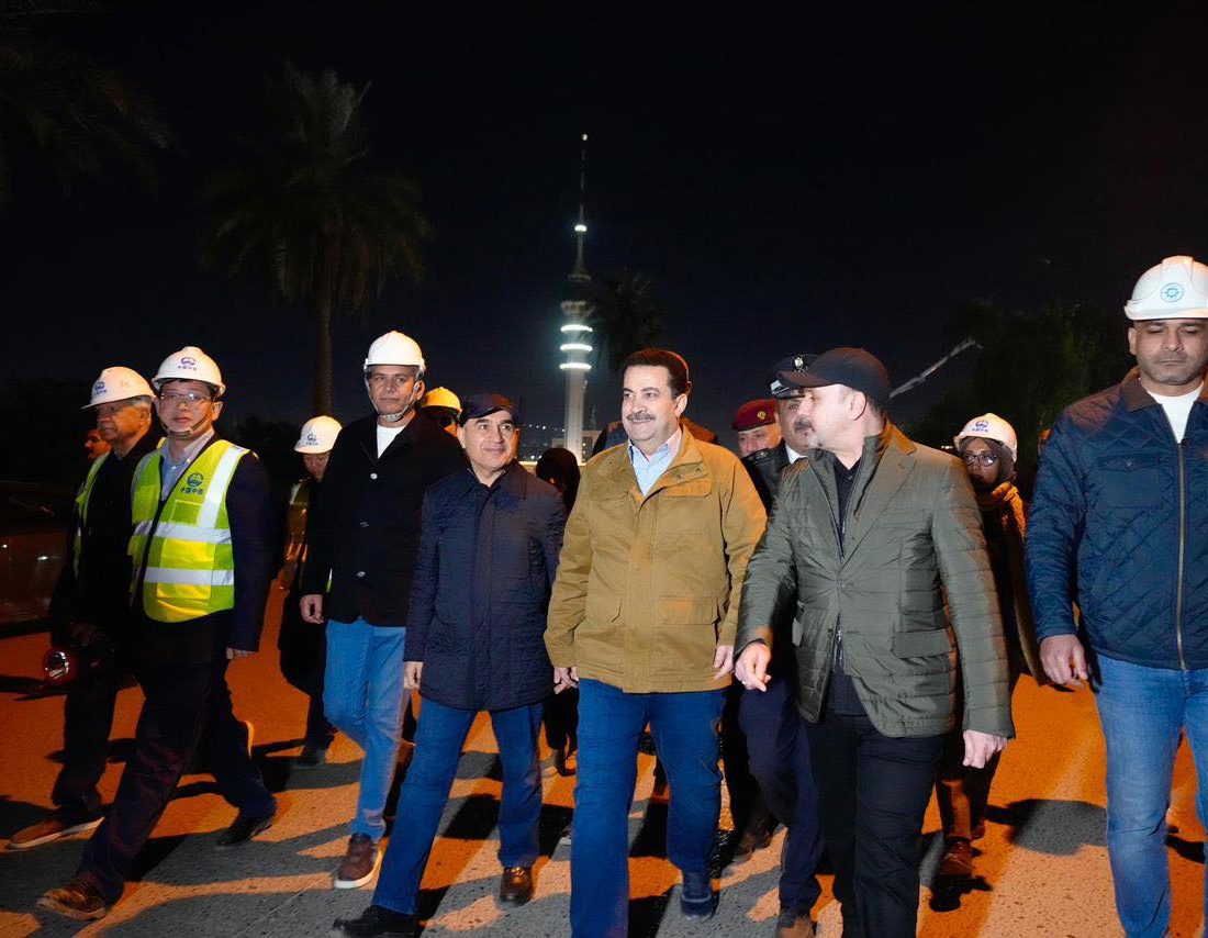 رئيس مجلس الوزراء ونقيب المهندسين يقومان بزيارة تفقدية لمشروع تطوير ساحة النسور في بغداد