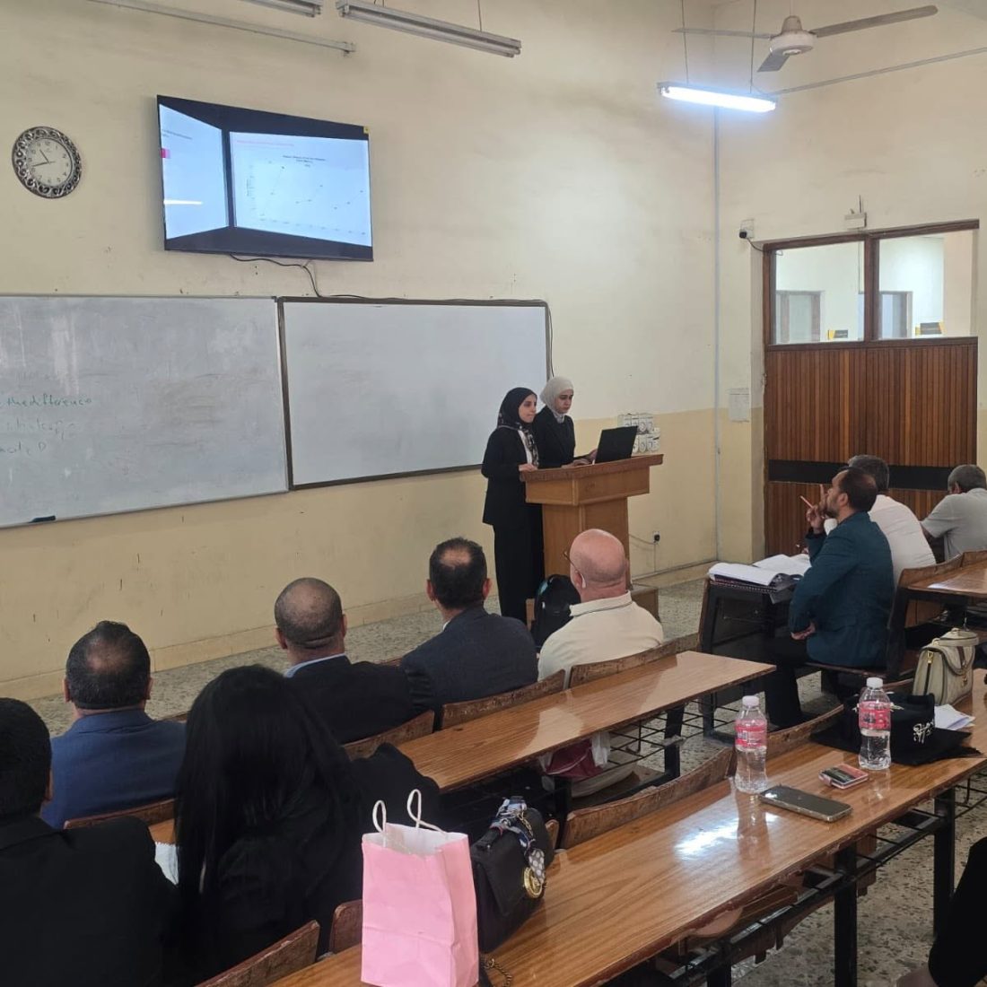 رئيس قسم الميكانيك يحضر مناقشات مشاريع تخرج طلبة هندسة الإنتاج والمعادن في الجامعة التكنولوجية